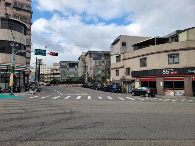 華勛一樓3房門前停車