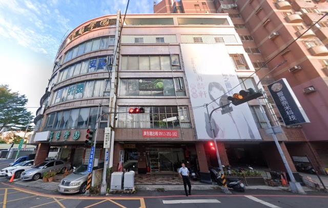 豐原區法拍屋豐陽路豐原轉運站對面透天店辦住優室法拍林小陽