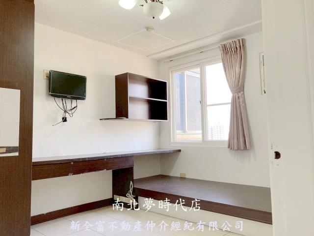 龍的天下三房車位