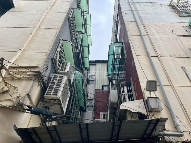 東區法拍屋學府路八大學區學府培英雅寓優室法拍林小陽