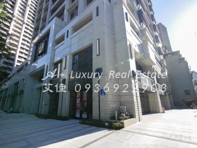 遠雄晴川三角窗店面