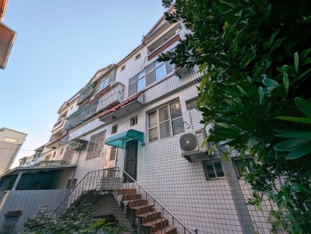 苗栗市法拍屋天祥社區車庫透天優室法拍林小陽