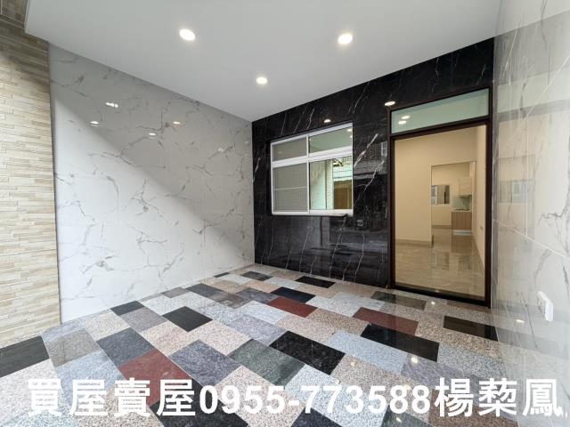 岡山買房屋岡山高醫秀泰樂購前峰國中國軍空醫院岡山透天全新整理