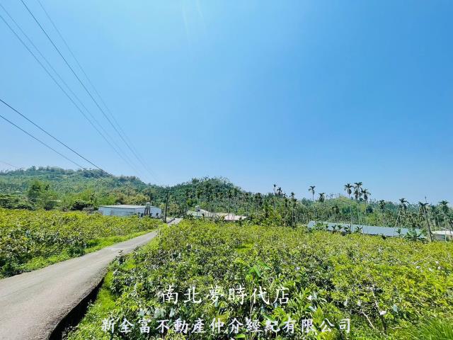 梅山台線旁有自來水分一般農地